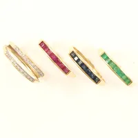 Fyra ringar, stl16½-17, bredd 3-6mm, möjligen, safir, smaragd, rubin, vita stenar, 18K  Vikt: 6,9 g
