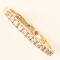 Ring, stl 16½, bredd 1,8mm, diamanter 15xca0,01ct, röd sten på insida av skena, gravyr, 18K Vikt: 1,7 g