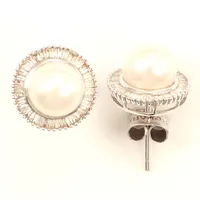 Ett par örhängen, diamanter ca 80 x 0,01ct, baugetteslipade, pärla, Ø12mm, stämplad K.Goharbin, 18K Vikt: 4,3 g