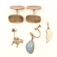 Diverse silversmycken, två udda örhängen defekta, ett hänge defekt, ett part manschettknappar gravyr, silver Vikt: 12,8 g