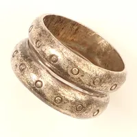 Ring, stl 17, bredd 11mm, defekt, 925/1000 silver  Vikt: 7,5 g