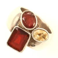 Ring, röda stenar, stl 18, bredd 19mm, gravyr, 925/1000 silver  Vikt: 13,7 g