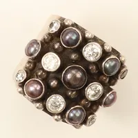 Ring, vita stenar, pärlor, stl 18¾, bredd 22,6mm, KUMKUM, 925/1000 silver  Vikt: 22,6 g