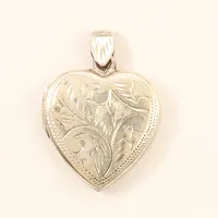 Medaljong hjärta, längd 30mm inkl ögla, bredd 20mm, 925/1000 silver  Vikt: 4,3 g