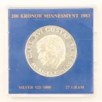 Minnesmynt Carl XVI Gustaf Sveriges konung i 10 år - 200kr 1983, Ø36mm, plastetui, defekt etui, 925/1000 silver Vikt: 27 g Vikt: 27 g