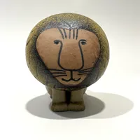 Figurin Lejon ur serien Afrika, Lisa Larson för Gustavsberg, höjd ca 14cm, bredd ca 12cm, stämpelmärkt,