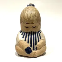 Figurin Johanna ur serien Larsons ungar, Lisa Larson Gustavsberg, tillverkningsår 1962-80, stämpelmärkt Lisa L, Sweden, glaserat stengods, blek i glasyren, glasyrdefekter