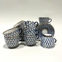 Tretton kaffekoppar, porslin, Cobalt Net, Lomonosov, Sovjetunionen, 1900-talets andra hälft, dekor av rutnät i underglasyrblått och guld, ej första sortering, en kopp med mindre mynningsnagg, en kopp med sprickor.   Skickas med postpaket.