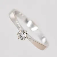 Ring, diamant 0,12ct enligt gravyr, stl 17½, GHA, vitguld bör omrodieras, 18K Vikt: 2,7 g