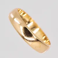 Ring, stl 18, bredd 4,7mm, graverad, 18K Vikt: 3,9 g