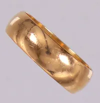 Ring slät, stl 17½, bredd 5,8mm, gravyr, 18K  Vikt: 4,4 g
