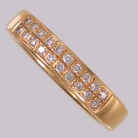 Ring med diamanter 20x ca 0,01ct totalt 0,20ct enligt gravyr, stl 17, bredd 4mm, Schalin, gravyr, 18K   Vikt: 5,5 g