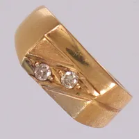 Ring med diamanter 2x ca 0,07ct, stl 18¼, bredd 3-8,9mm, 18K  Vikt: 5,9 g
