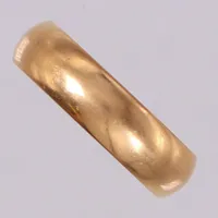 Ring, slät, stl 16, bredd 4,7mm, gravyr, 18K Vikt: 4,6 g