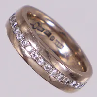 Ring halvallians med diamanter 23x ca 0,01ct, stl 15, bredd 4,8mm, vitguld, gravyr, Vasastans Guldsmedja AB Stockholm 2006, 18K  Vikt: 6,7 g