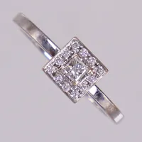 Ring med princessslipad diamant ca 0,13ct, samt briljantslipade diamanter ca 0,12ctv, stl 19¼, vitguld, 18K  Vikt: 4,7 g