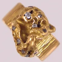Ring med diamanter, olika slipningar, ca 0,10ctv, vissa med nagg, stl 17, skenans bredd 8,3mm, höjd 13,9mm, Backs Guldsmed, Stockholm, år 1974, 18K Vikt: 20,8 g