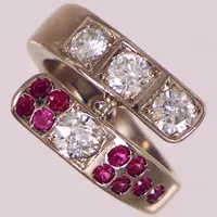 Ring med briljantslipade diamanter 3x0,23ct, en gammalslipad diamant ca 0,38ct och rosa safirer, stl 16, bredd 12,5mm, Stockholm år 1980, vitguld 18K Vikt: 10,7 g