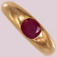 Ring med rubin, stl 17½, bredd 6,0mm, 18K  Vikt: 5,6 g