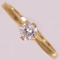 Ring med diamant 0,50ctv enligt gravyr wesselton (H)/SI, stl 20½, bredd ca 2-6mm, GHA, spricka i skena. 18K Vikt: 3,9 g