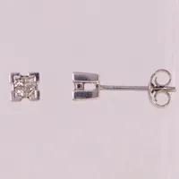 Ett par örhängen med prinsessslipade diamanter 8xca0,015ct, ca 5x5mm, vitguld. 18K  Vikt: 1,5 g