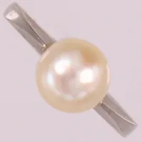 Ring med odlad saltvatten pärla Akoya, stl 15½, bredd 2-8mm, Uno-A-Erre, vitguld. 18K  Vikt: 3,2 g