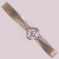Ring med briljantslipad diamant 1xca0,08ct, stl 16, bredd 2-3,5mm, vitguld. 18K  Vikt: 1,9 g