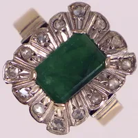 Ring med smaragd och rosenstenar, stl 17, bredd ca 3-16mm, vitguld, smargad ca 9x6mm, spricka i smaragad. 18K  Vikt: 6,9 g