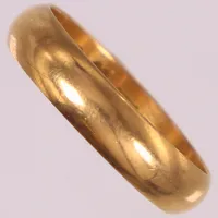 Ring, stl 20¼, bredd ca 5mm, gravyr. 18K  Vikt: 5,7 g