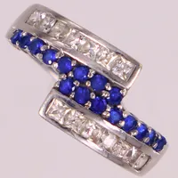 Ring, stl 18½, bredd ca 2-10,5mm, vita och blåa stenar, vitguld. 18K  Vikt: 4,7 g