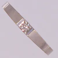 Ring med diamant ca 0,02ctv, stl 18¾, bredd ca 3mm, vitguld. 18K  Vikt: 1,8 g
