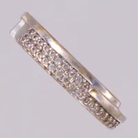Ring, stl 17, bredd ca 2,5-4mm, vita stenar, vitguld, gravyr. 18K Vikt: 2,8 g