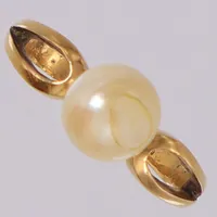 Ring, stl 16¾, bredd ca 2-7,5mm, pärla defekt, skev. 18K bruttovikt: 3,8g Vikt: 3,2 g