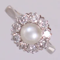 Carmoséring med diamanter ca 9x0,07ct, stl 16¼, bredd ca 2-11mm, odlad saltvatten pärla Akoya, vitguld. 18K  Vikt: 4,2 g