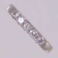 Alliansring med diamanter ca 5x0,10ct, stl 18½, bredd ca 3mm, vitguld. 18K  Vikt: 4,6 g