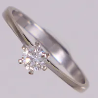 Ring med diamanter ca 0,35ctv, stl 18¾, bredd ca 2-4,5mm, vitguld. 18K  Vikt: 2,2 g