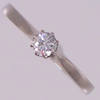 Ring med diamanter ca 0,22ctv, stl 13¼, bredd ca 2-4,5mm, vitguld. 18K  Vikt: 2,5 g
