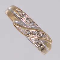 Ring med 8/8 slipade diamanter ca 8x0,01ct, stl 17¼, bredd ca 2-5mm, vitguld. 18K  Vikt: 3,1 g
