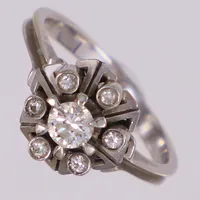 Ring med diamanter ca 1x0,25ct samt 6xca0,01ct, stl 16¼, bredd 2-10mm, vitguld. 18K  Vikt: 4,6 g