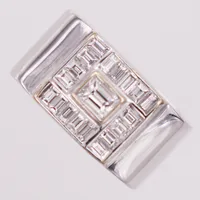 Ring, diamanter ca 1,64ctv ca TW-W(G-H)VS, baguetteslipade, stl ca 19½, bredd 11mm, fyrkantig form, vitguld, 18K  Vikt: 11,2 g
