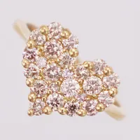 Ring, diamanter ca 1,00ctvenligt gravyr ca W-Cr(H-J)Si-P, hjärta, stl 16½, bredd 1,8-11,9mm, 18K  Vikt: 3,5 g