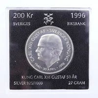 Minnesmynt Kung Carl XVI Gustaf 50 år, Sveriges Riksbank, ca Ø36mm, 200kr 1996, 925/1000 silver, plastetui  Vikt: 27 g