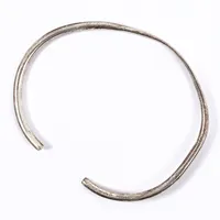 Stelt armband, inre bredd 58mm, bredd 2-4mm, skevheter, silver 925/1000 Vikt: 9,8 g