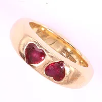 Ring, två hjärtformade rubiner 2x0,52ct, stl 16½, bredd 3,9-6,1mm, litet nagg på en rubin, 18K  Vikt: 10,6 g