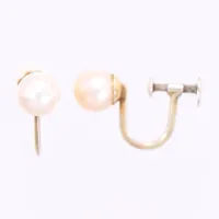 Ett par pärlörhängen, pärla Ø6,5mm, skruvlås, silver 925/1000 Vikt: 2 g