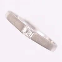 Ring vitguld, diamant 1x0,01ct, stl 17, bredd 2,5mm, 18K Vikt: 2,2 g