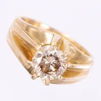Ring med Diamant ca 2,45ct S-T/VS1, stl: 20, bredd: 5,2-12,5mm, diamant något lös i fattning, 18K Vikt: 14,9 g