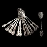 Diverse silverbestick, bl.a. kaffeskedar, totalt 13 delar, gravyr, bruksskick Vikt: 183,5 g