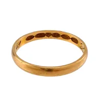 Ring, 18K guld, slät modell, Ø17,0 mm, bruksmärken, gravyr Vikt: 1,8 g