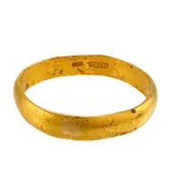 Ring, 23K guld, slät modell, Ø23¾ mm, defekt, bruksmärken/ojämnheter Vikt: 7,3 g